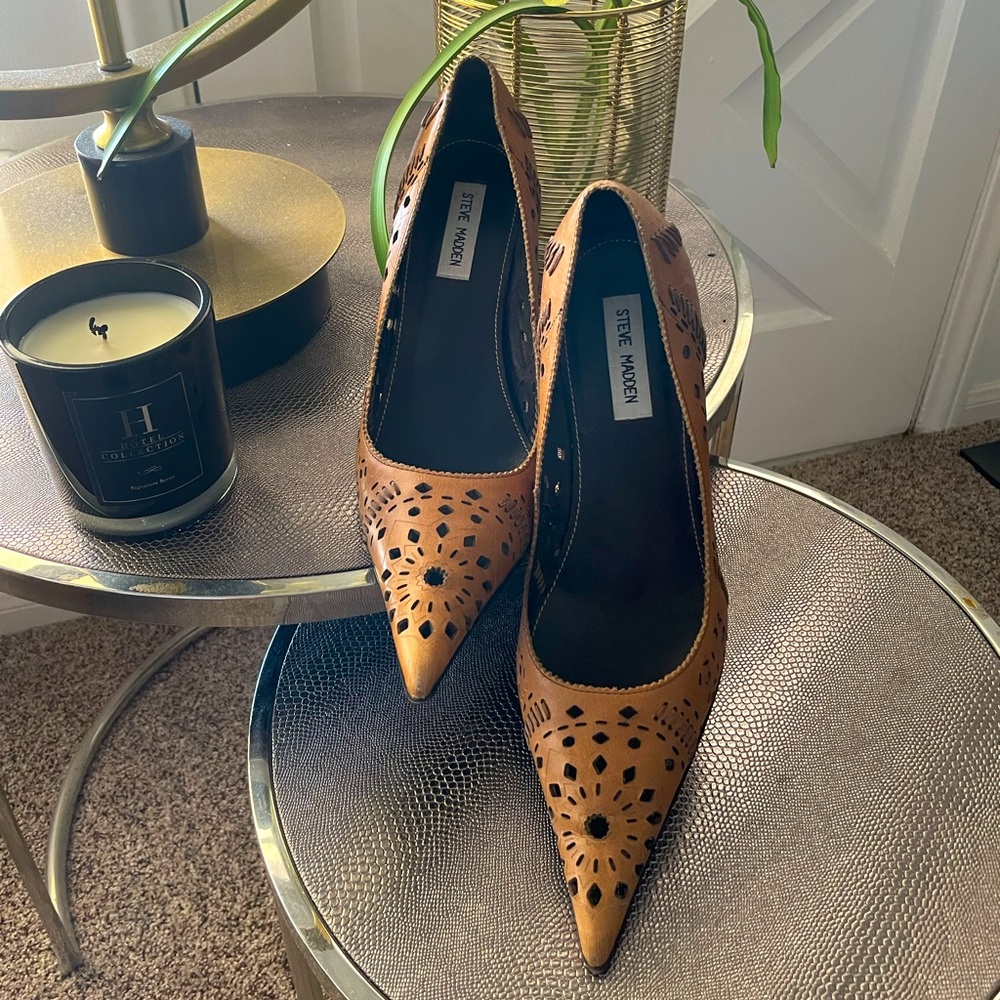 Stylish Steve Madden heels. Business or causal.